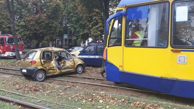 Wypadek w Toruniu. Osobówka zderzyła się z tramwajem [ZDJĘCIA]