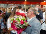 Prezydent Suwałk Czesław Renkiewicz powitał wicemistrzynię świata Marię Andrejczyk na lotnisku [Zdjęcia]