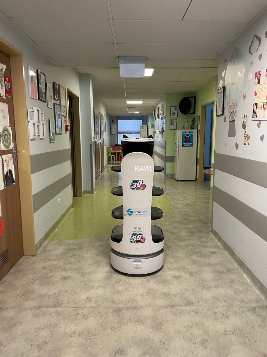 Od piątku 4 lutego robot Bella wspiera pacjentów i personel...