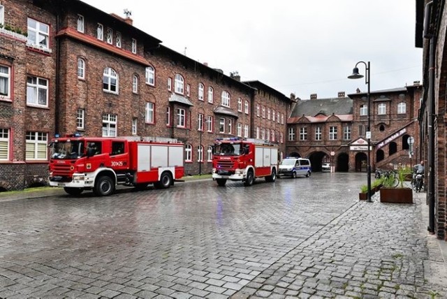 W piwnicy domu w Nikiszowcu odkryto niewybuchy. Interweniowały straż pożarna i policja, ewakuowano mieszkańców
Zobacz kolejne zdjęcia. Przesuwaj zdjęcia w prawo - naciśnij strzałkę lub przycisk NASTĘPNE