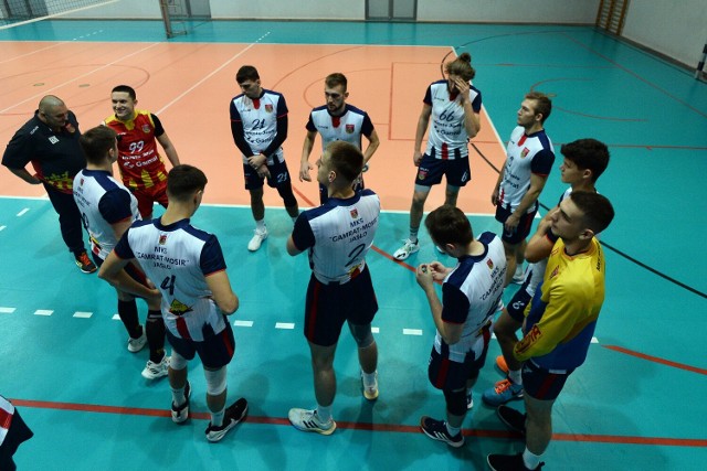 Siatkarze MKS Gamrat MOSiR Jasło przegrali czwarty raz z rzędu, a ósmy w tym sezonie na zakończenie I rundy rozgrywek