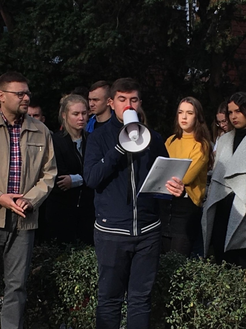 Grodzisk: licealiści zapalili znicz pamięci dla ofiar hitlerowskiego terroru na ziemiach wielkopolskich