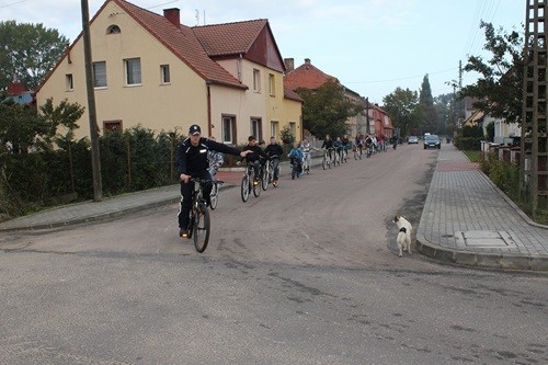 Stępnica: Wycieczka rowerowa z policjantami [ZDJĘCIA]