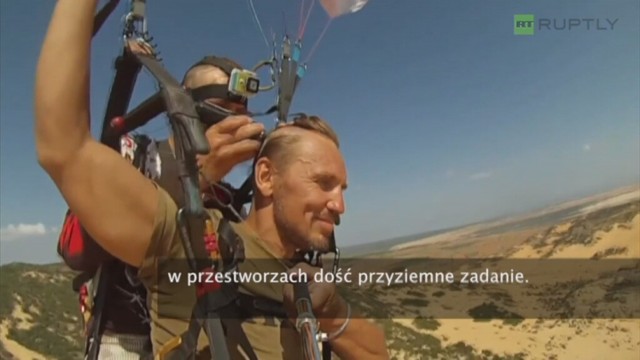 Fryzjer w przestworzach. Golił go podczas lotu paralotnią [WIDEO]