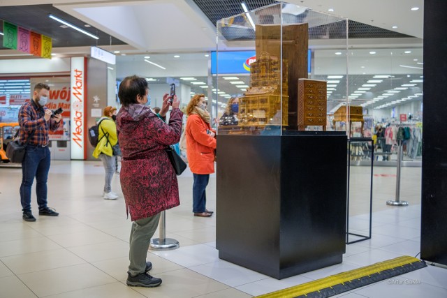 Wystawa prezentowana jest w galerii handlowej Gemini Park Tarnów