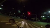 Ul. Berlinga: Motocyklista pokazał absurd nocnej sygnalizacji [WIDEO]