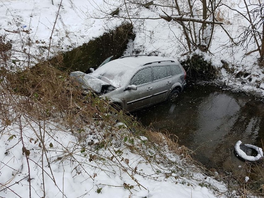 Choczewko: auto wpadło do rzeki