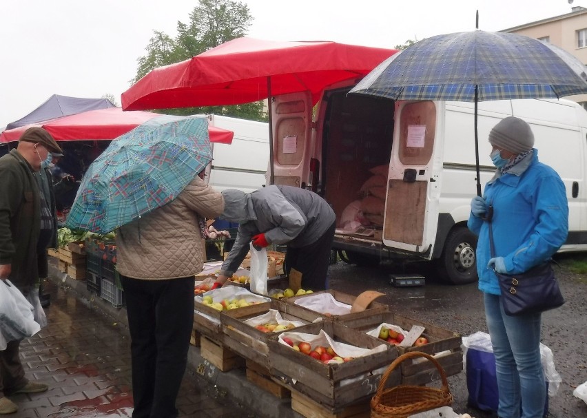 Czwartkowe zakupy na targowisku Korej utrudniał padający...