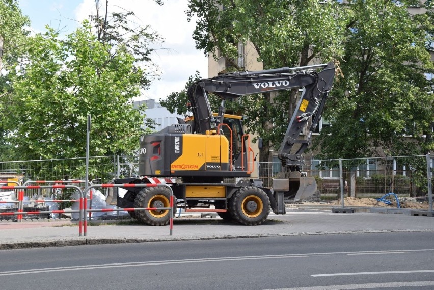 Przy szpitalu przy ul. Podgórnej trwa modernizacja sieci...