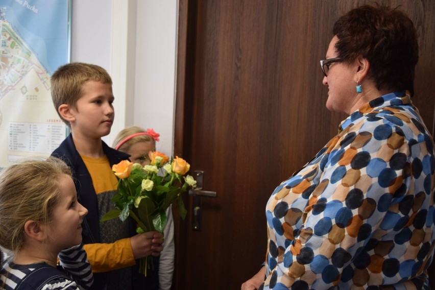Uczniowe Szkoły Podstawowej w Pucku z wizytą w gabinecie burmistrza. Hanna Pruchniewska również otrzymała lekcję polityki | ZDJĘCIA, WIDEO