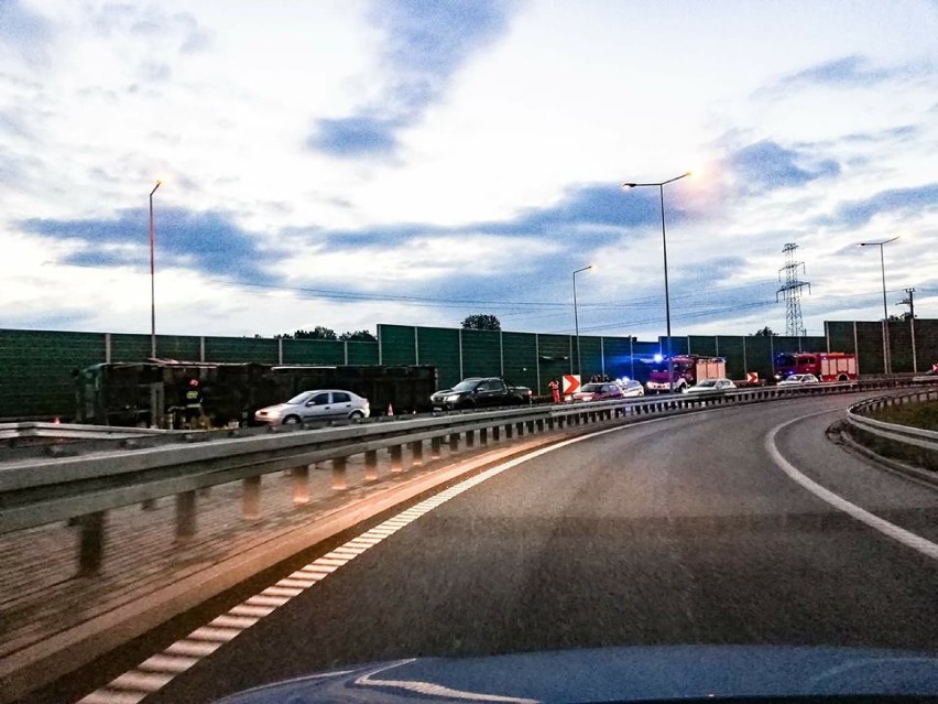 Tir przewrócił się na wjeździe na autostradę w Żorach. Droga została zablokowana