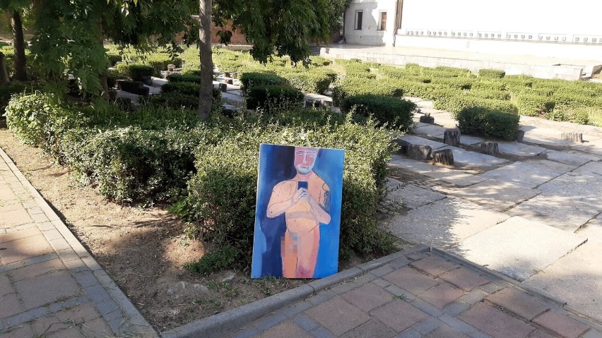 Taki obraz stoi w parku w Głogowie