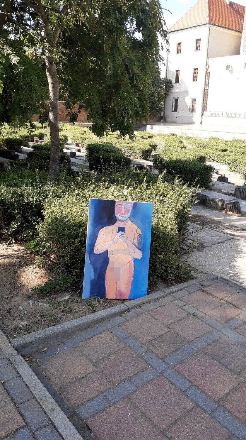 Taki obraz stoi w parku w Głogowie