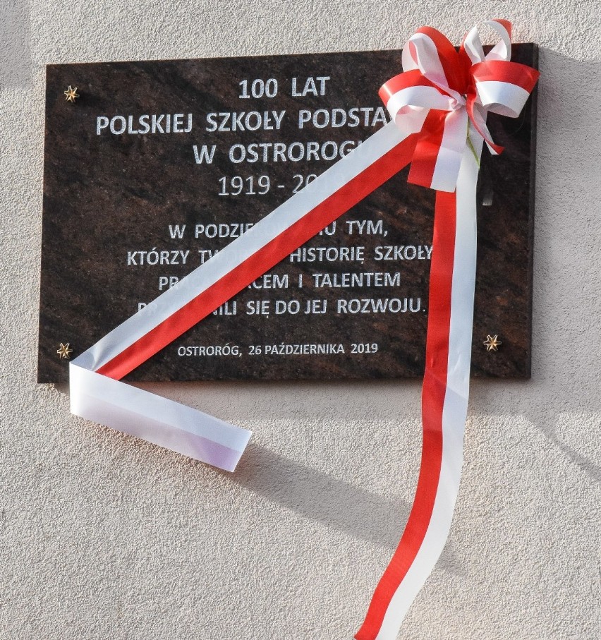 Odsłonięto tablicę pamiątkową z okazji 100-lecia istnienia Szkoły Podstawowej w Ostrorogu [ZDJĘCIA]