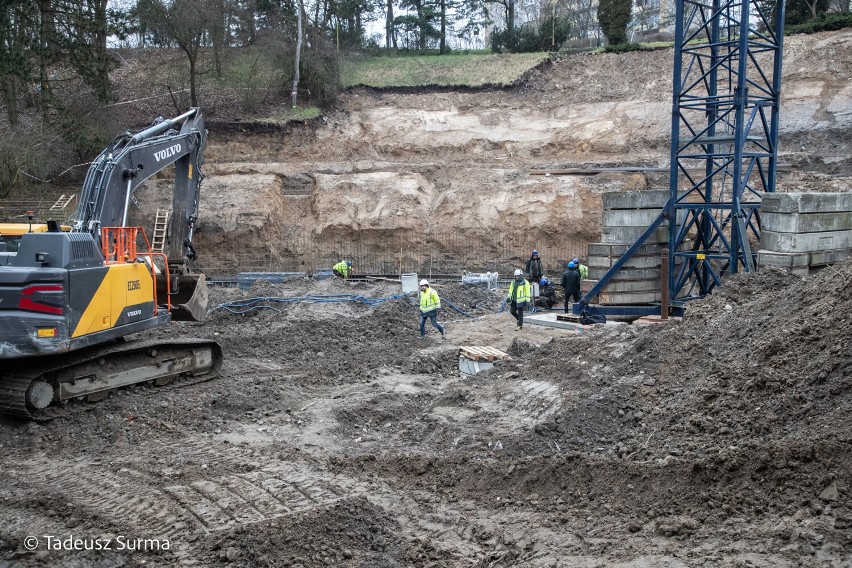 Amfiteatr do przodu. Rozpoczęto wylewanie betonu pod fundamenty