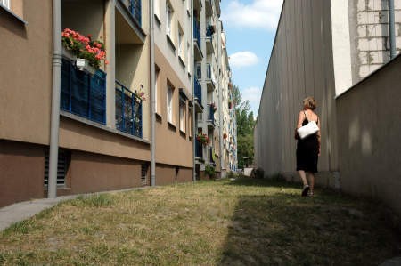 Taki widok ma Marian Nowak, gdy wyjdzie na balkon swojego mieszkania.  - Fot. Sz. Siewior