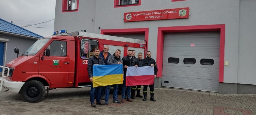 Świerklaniec: Strażacy z OSP Orzech przekazali samochód ratowniczo-gaśniczy strażakom z Tarnopola