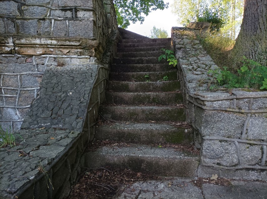 Pozostałości po kamiennych schodach
