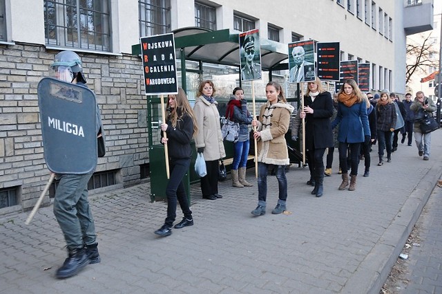 Stan wojenny był zbrodnią, ograniczył prawa obywatelskie i zaprzepaścił możliwości rozwoju państwa polskiego - taki werdykt zapadł dziś w Sądzie Okręgowym w Poznaniu. Proces miał wymiar symboliczny. Odbywał się w tej samej sali, w której sądzeni byli uczestnicy Czerwca 1956 r. Sąd na stanem wojennym sprawili uczniowie trzech poznańskich liceów. 

Więcej: W Sądzie Okręgowym w Poznaniu odbył się sąd nad stanem wojennym