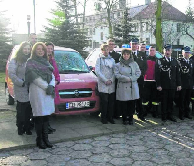 Druhowie OSP w Raciążku ofiarowali Hospicjum Bożego Miłosierdzia samochód, żeby było czym dojeżdżać do chorych.