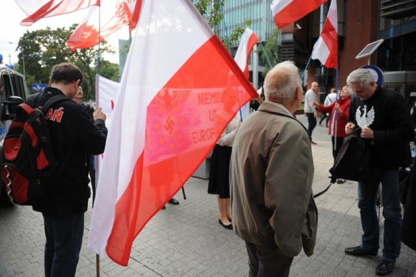 Klub Gazety Polskiej uczcił kolejną miesięcznicę katastrofy...