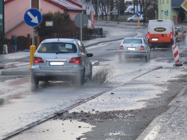 Opady powodują utrudnienia w ruchu drogowym na ulicach Ustki, w okolicach miasta, a także na DK 203. Trudne warunki pogodowe tworzą liczne podtopienia, a mokry śnieg i śnieg z deszczem wytwarzają błoto pośniegowe.