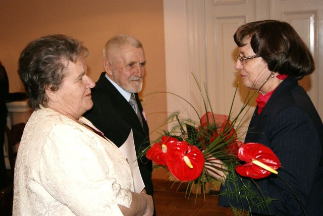Prezydent Zbigniew Burzyński w swym wystąpieniu pogratulował dostojnym jubilatom małżeńskiego stażu, podkreślił również znaczenie rodziny w wychowaniu dzieci i budowaniu lokalnej wspólnoty. Życzył także, aby mogli dzielić się swoim doświadczeniem i mądrością życiową z najbliższymi jeszcze przez wiele długich lat, wypełnionych troską i miłością.
 
Czcigodni jubilaci dochowali się 6-cioro dzieci, 14-cioro wnucząt i prawnuka, którzy są dla nich źródłem radości i pogody ducha.

Źródło: UM Kutno