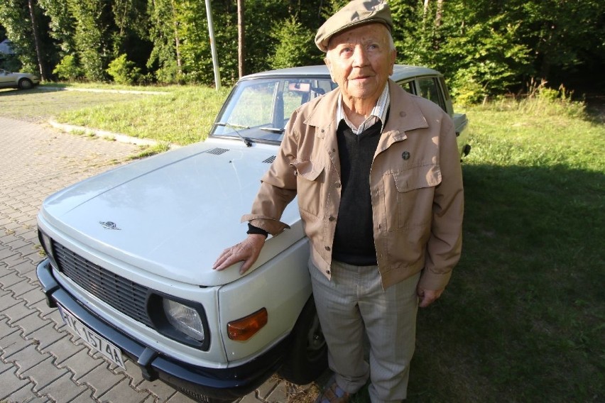 Oto najstarszy kierowca w Polsce! Ma 100 lat i nadal lubi wcisnąć gaz do dechy