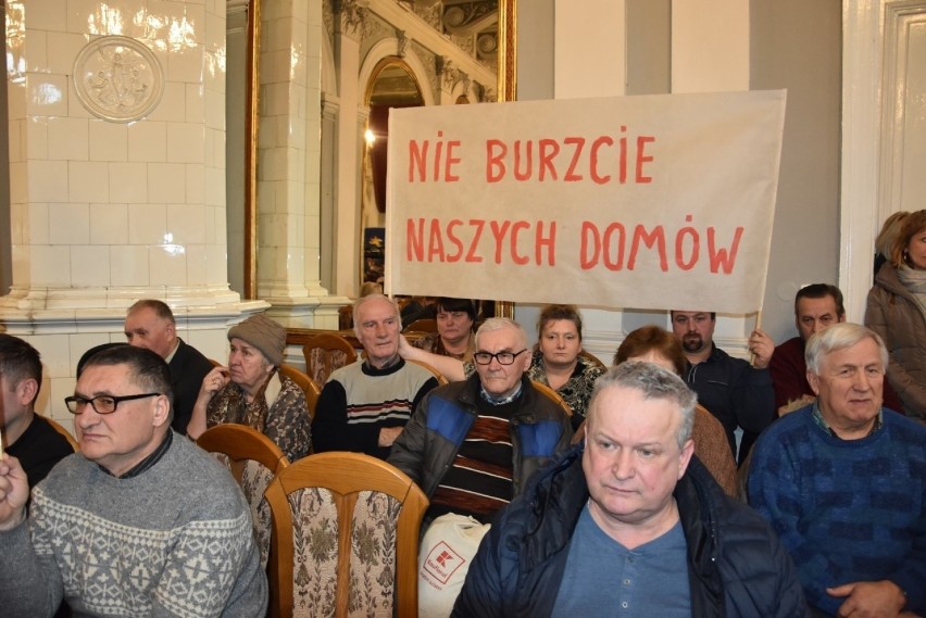 Protestujący mieszkańcy Rzędzina i Woli Rzędzińskiej podczas...