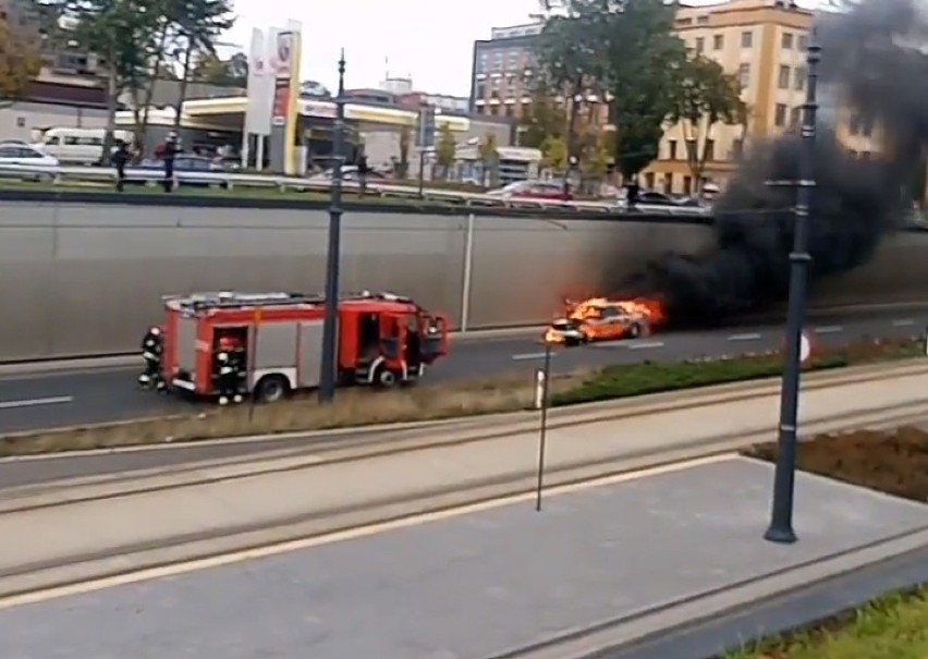 Pożar samochodu na al. Mickiewicza w Łodzi [FILM]