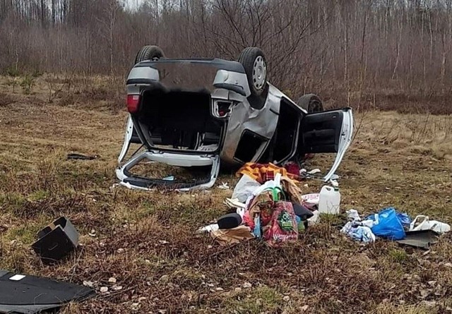 W Rybnej doszło do dachowania samochodu osobowego.