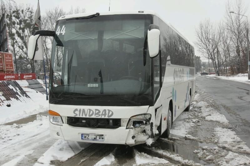Wrocław: Ślisko na drogach. Wypadek autobusu, honda w rzece (ZDJĘCIA)