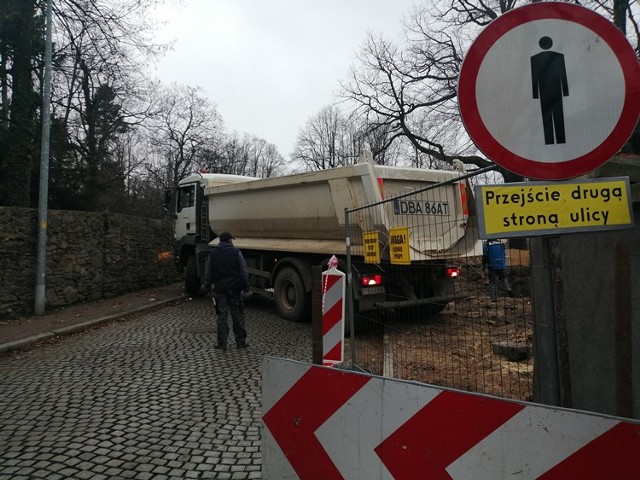 Zabytkowy mur zostanie odtworzony. Będzie ładniejszy i bezpieczny