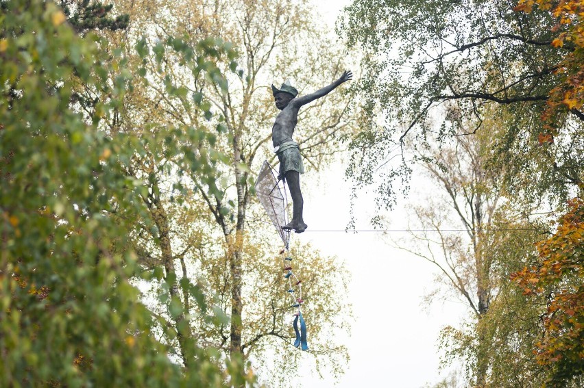 Kraków. Balansujące rzeźby w szpitalnym parku. Znacie je z Kładki Bernatka ZDJĘCIA