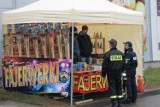 Sylwester 2017. Policjanci kontrolują punkty sprzedaży fajerwerków w Szczecinie 