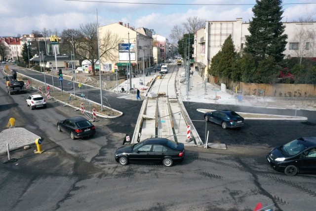 Układanie asfaltu na skrzyżowaniu koło kawiarni Letnia rozpoczęło się w piątek 11 marca.