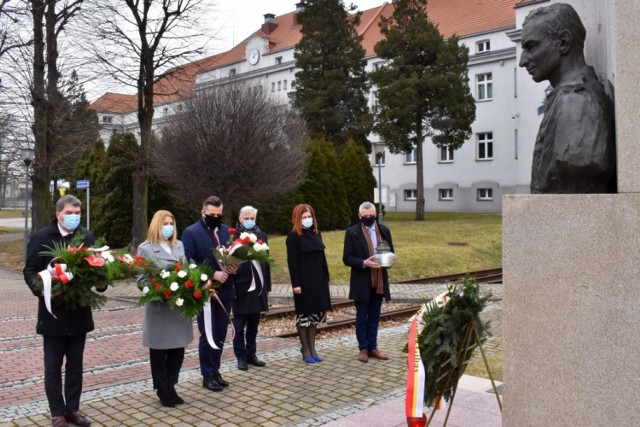 Przedstawiciele władz Oświęcimia, powiatu i Małopolskiej Uczelni Państwowej oddali hołd żołnierzom niezłomnym przed pomnikiem rtm. Witolda Pileckiego na terenie uczelni