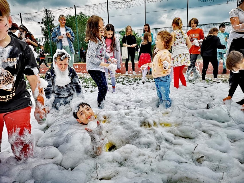Dzień Dziecka w Pruszczu Gdańskim. Gry i zabawy na terenie miasta. Dużo uśmiechów na twarzach najmłodszych | ZDJĘCIA