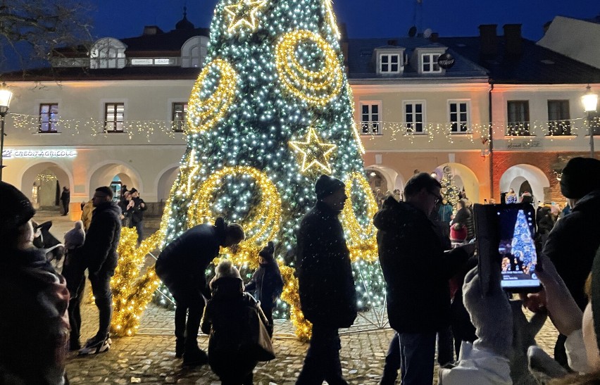 Magiczny, świąteczny klimat na Starówce w Krośnie. Iluminacje rozświetliły Rynek podczas Jarmarku Świątecznego [ZDJĘCIA]