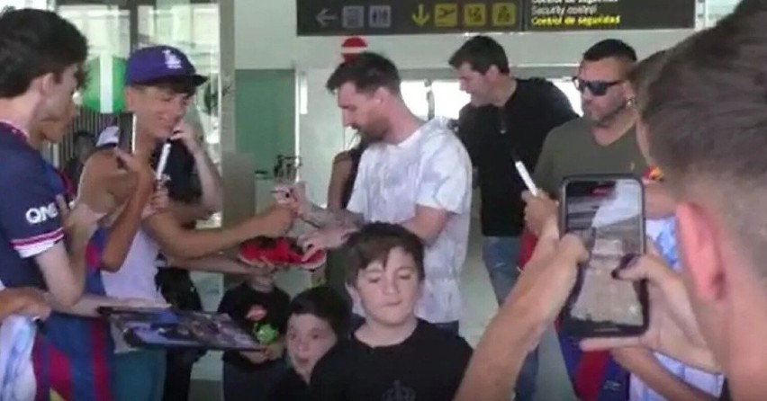 Lionel Messi z synami na lotnisku po powrocie do Barcelony