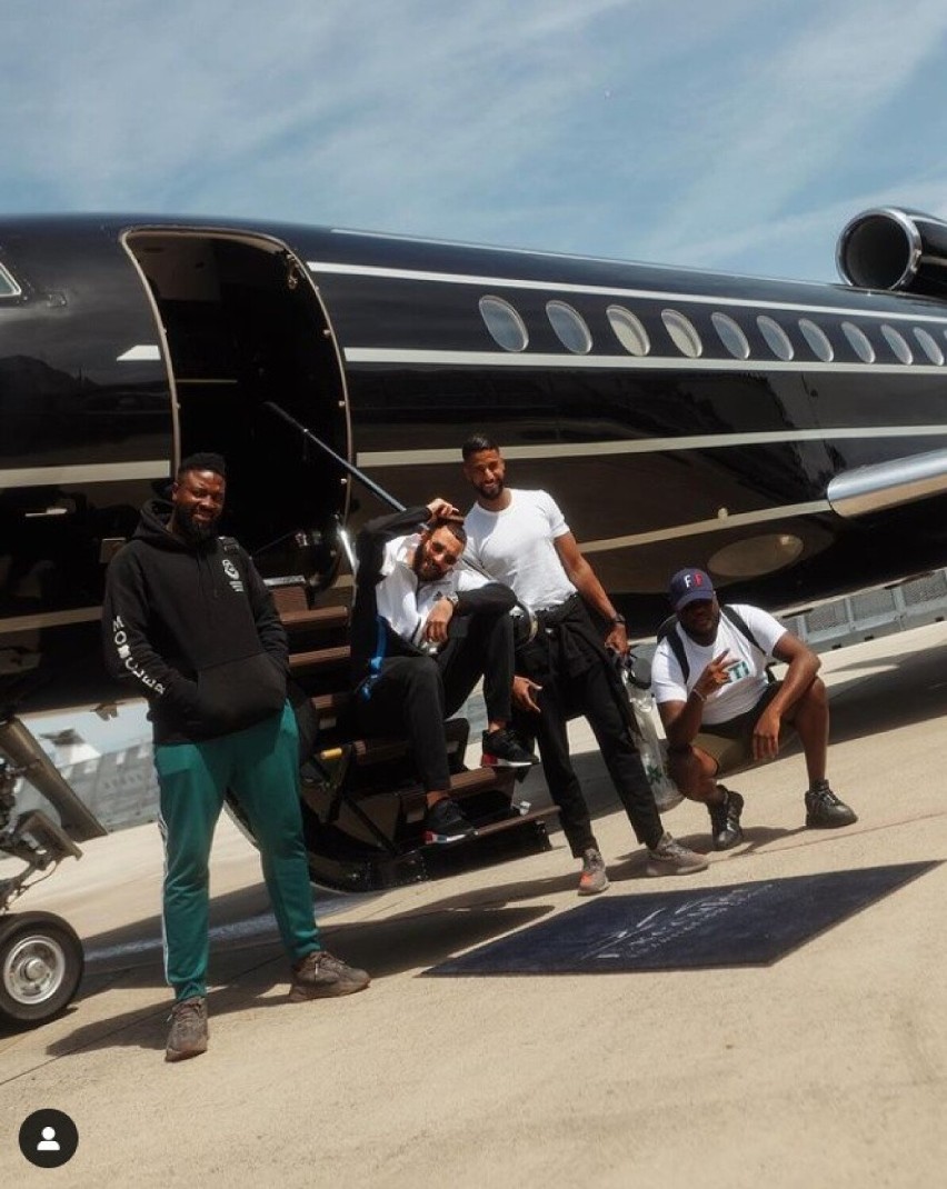 Orzeł wylądował - Karim Benzema z przyjaciółmi dolecieli...