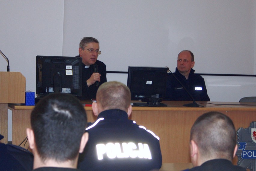 Spotkanie szkoleniowe z policjantami po kursie adaptacji