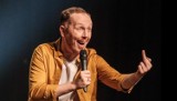 Stand-up w Radomiu. Antoni Syrek-Dąbrowski wystąpi z programem "Życie". Bilety w sprzedaży