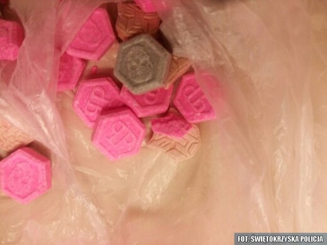 Przy jednym z 20-latków policjanci znaleźli kolorowe tabletki