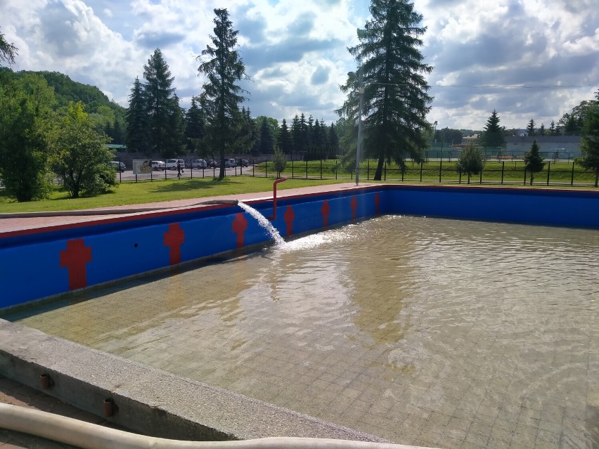 Gorlice. Trwa napełnianie odkrytego basenu. Otwarcie dopiero po uzdatnieniu wody i badaniach sanepidu [ZDJĘCIA]