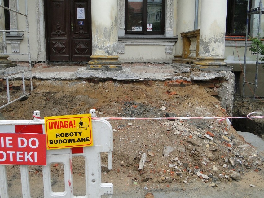 Trwa remont zabytkowej Biblioteki Publicznej w Radomiu. Zmieni się elewacja, drzwi frontowe, ogrodzenie. Zobaczcie zdjęcia