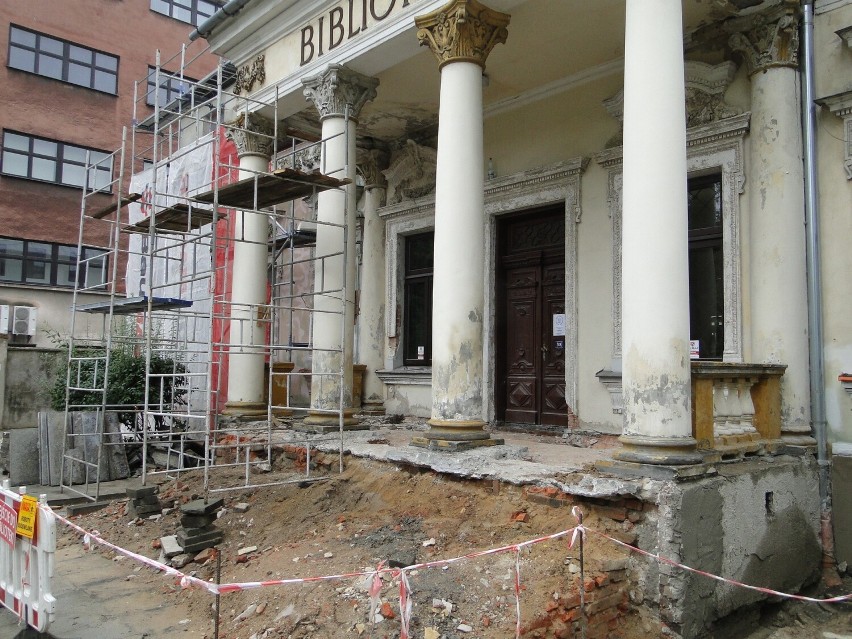 Trwa remont zabytkowej Biblioteki Publicznej w Radomiu. Zmieni się elewacja, drzwi frontowe, ogrodzenie. Zobaczcie zdjęcia