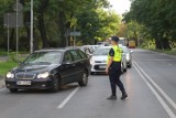 Wzmożone kontrole drogowe. Policjanci szykują bat na tych, którzy za kółkiem korzystają z telefonów