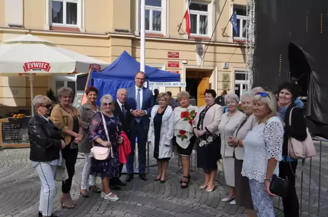 W Przemyślu ruszył ogólnopolski program "Gmina przyjazna seniorom". Wręczono pierwsze karty zniżkowe.