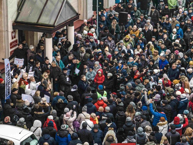 Protest przeciwko wysokim podwyżkom cen ciepła w Piotrkowie na widziany z dron
